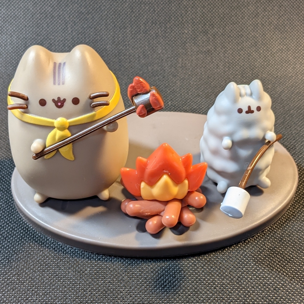 Pusheen campfire vinyl figurine